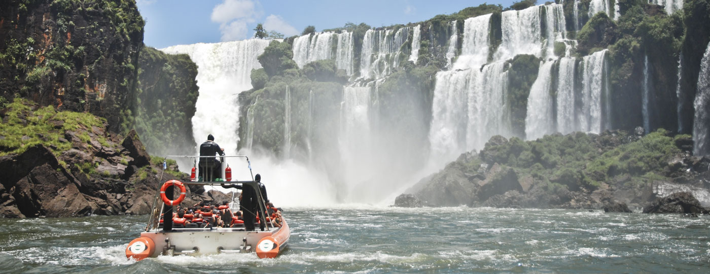 Barco de turistas nas Cataratas do Iguaçu