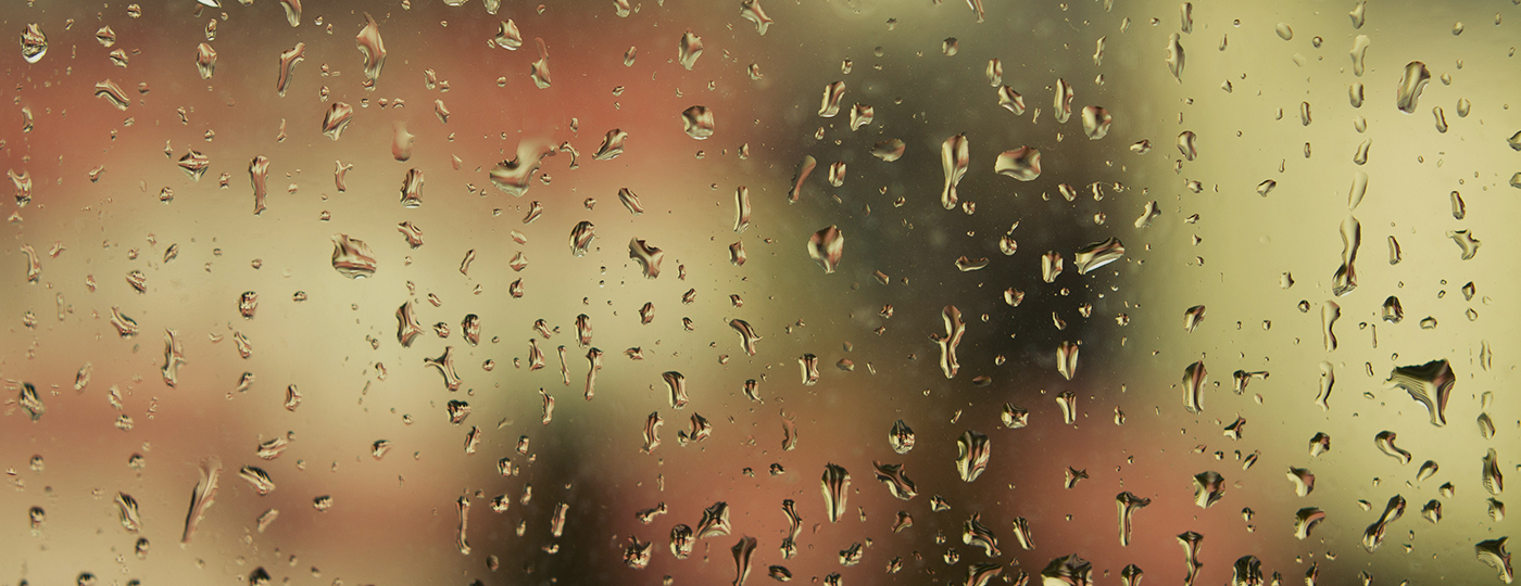 O que fazer em Curitiba com chuva: janela com gotas de chuva