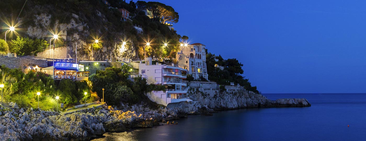 Günstige Ferien in Nizza: eine Bucht am Mittelmeer
