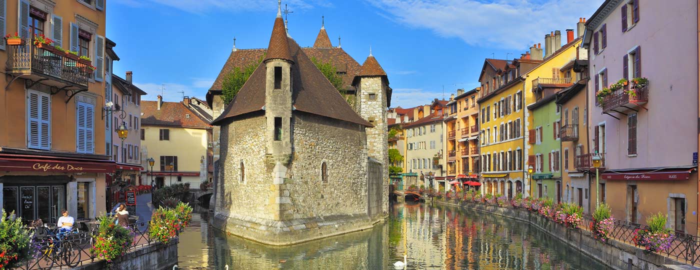 Your cheap hotel in Annecy welcomes you to the Alps