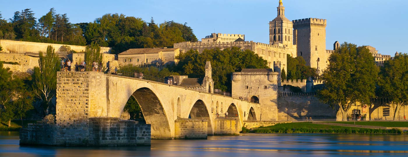Le ciel bleu en toile de fond de votre hôtel pas cher à Avignon