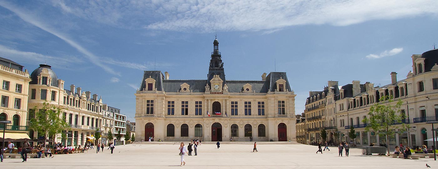 Vacaciones baratas en Poitiers: tras la huella de 2000 años de historia