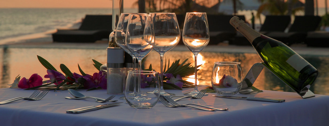 Lugares românticos em Maceió: mesa na beira da praia
