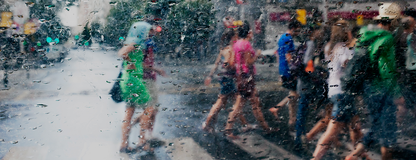 O que fazer no Rio de Janeiro com chuva: pessoas atravessando a rua com chuva no Rio de Janeiro