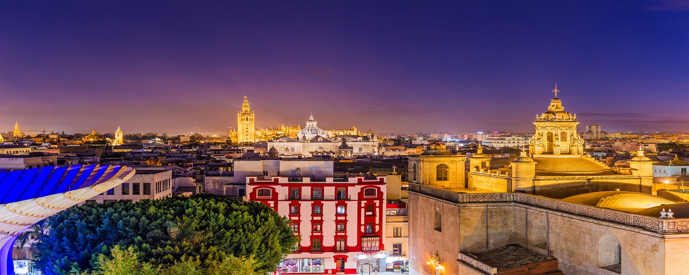 Vista aérea nocturna del centro de Sevilla